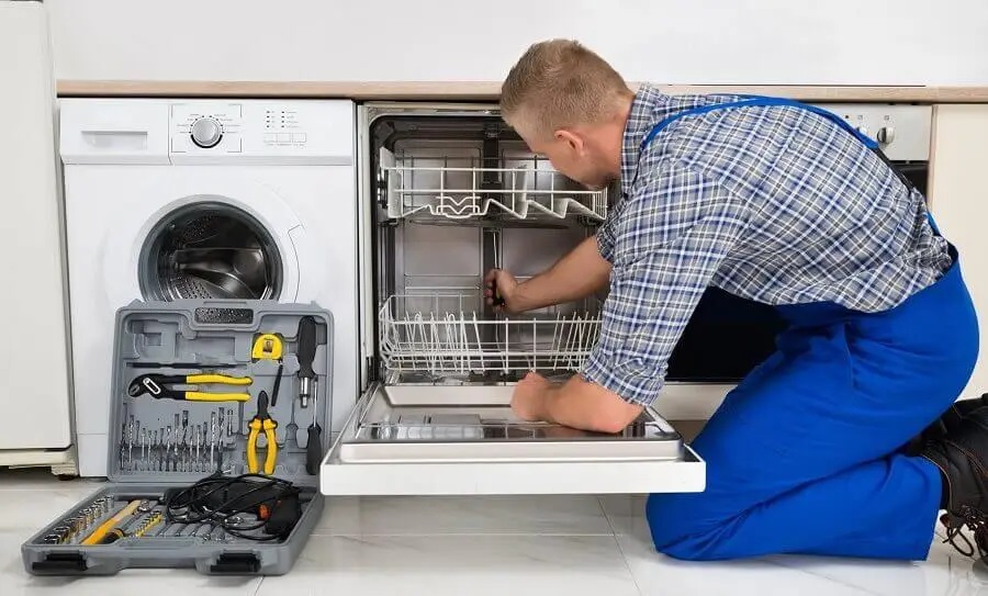 Çilimli Sunny servisi teknisyen ekibi beyaz eşya tamiri yaparken